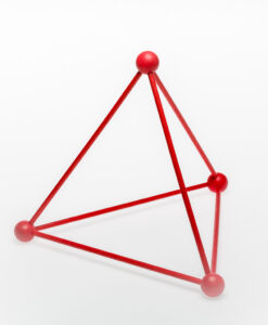 Tetraedro para montar. Fabricado en madera y pintado con tinte natural de color rojo. Tamaño 20 cm