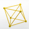 Octaedro para montar. Fabricado en madera y pintado con tinte natural de color amarillo.  Tamaño 20 cm