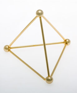 Tetraedro fabricado en latón dorado. Tamaño 8,5 cm
